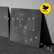 DVD/Blu-ray-Review: SkyDive Trio - Sun Moee